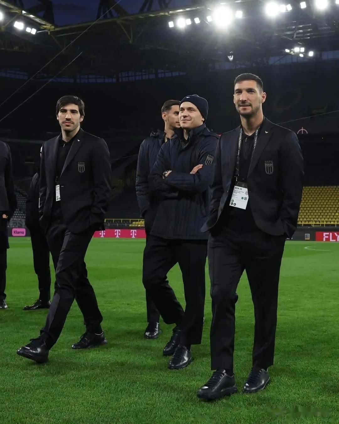 包含意大利足球运动员成功签约强队,踏上新征程的词条 包含意大利足球运动员成功签约强队,踏上新征程的词条