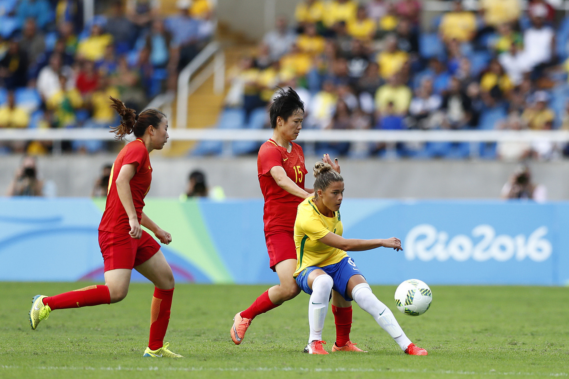 精彩女足比赛赢得全场观众热情喝彩