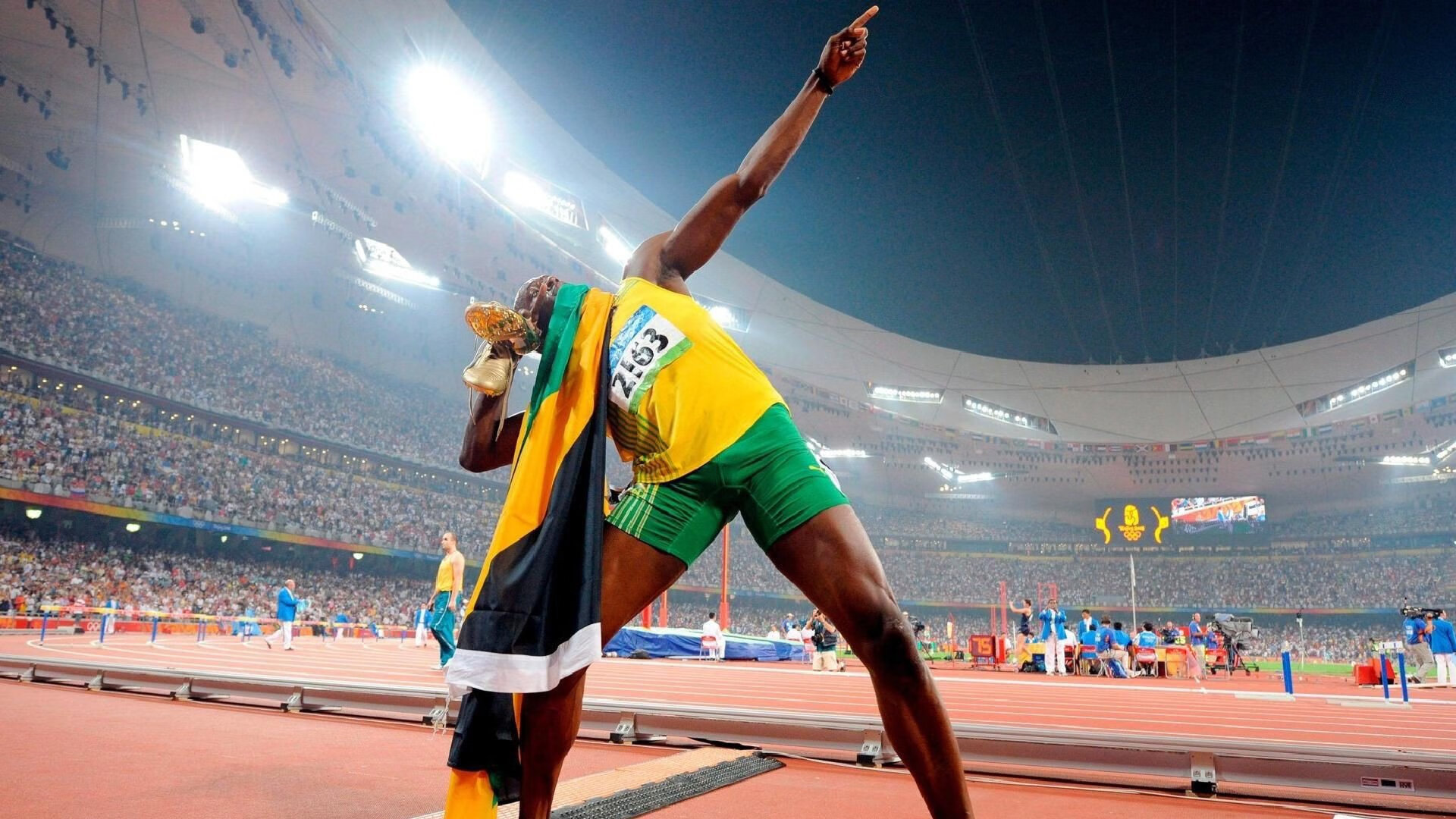 从橄榄球场到篮球馆，跨越万里的巅峰对决与斯通斯的西决传奇