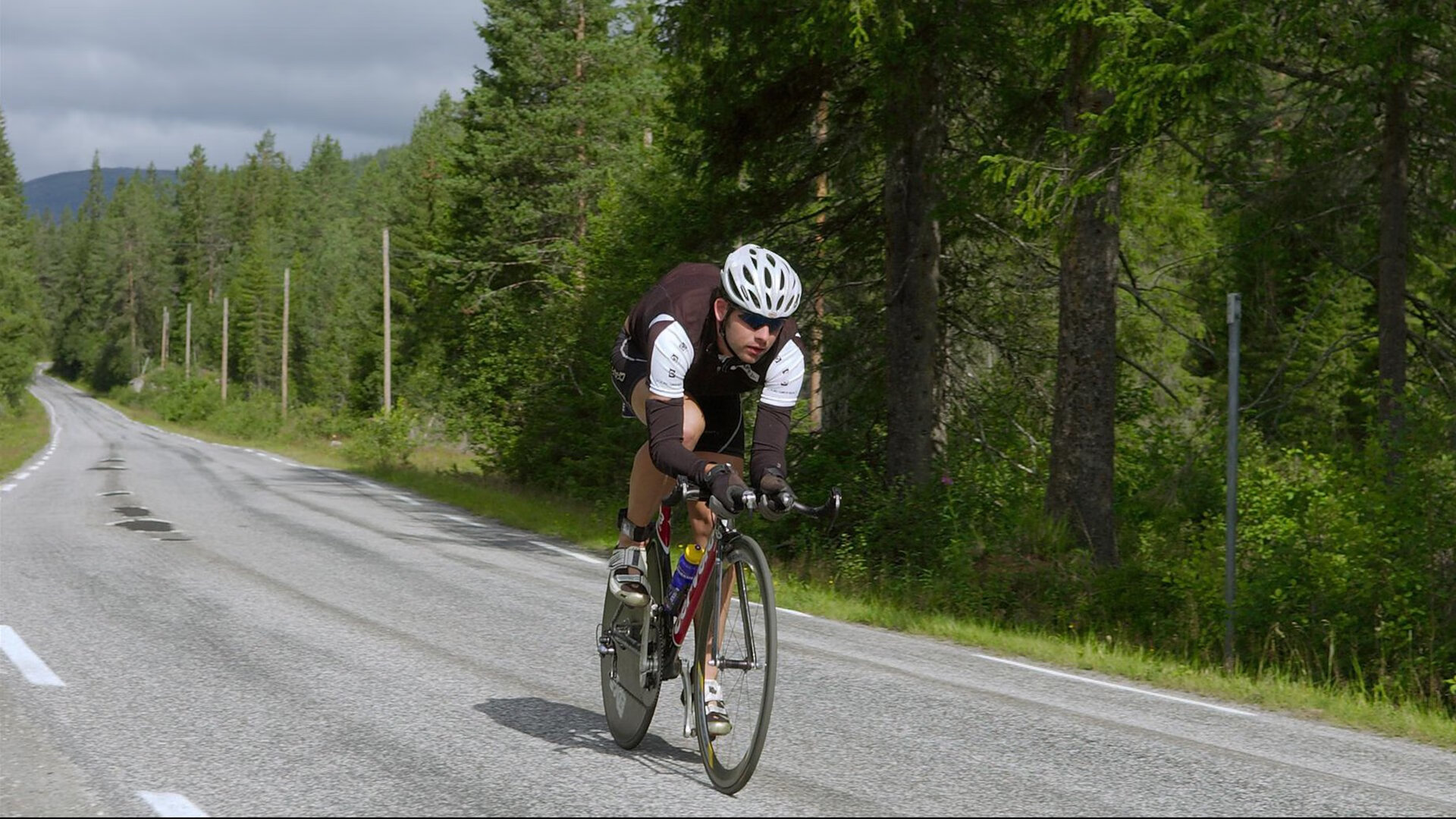 开云APP-红牛车队轻取红牛二队，阿隆索扛起全队，一场战术与意志的胜利